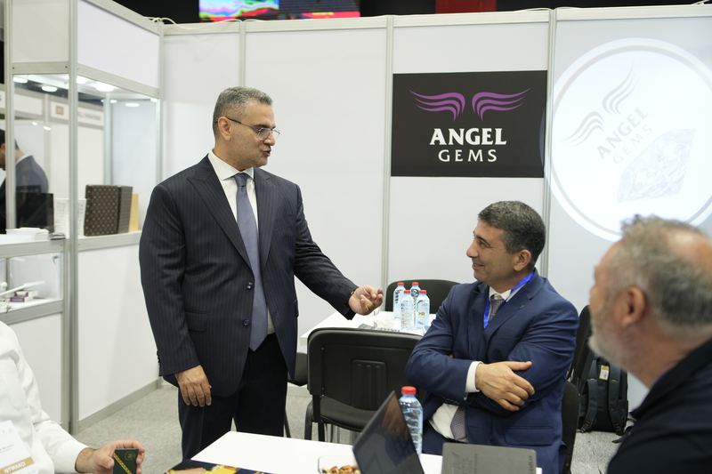 Qonaqlar iştirakçı stendində